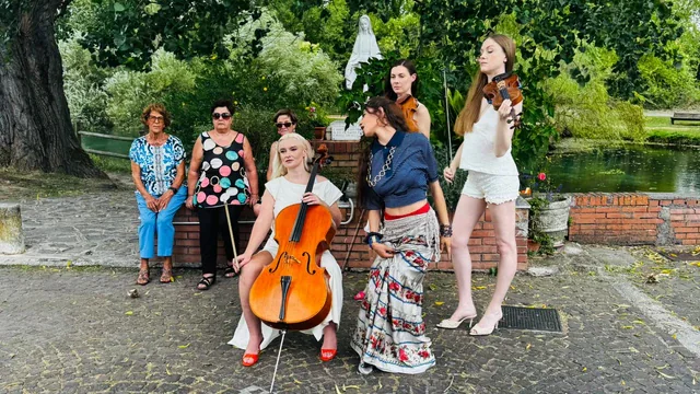 Tära e i Clean Bandit durante il videoclip di La Dolce Vita, con violoncello e violini in una scena all’aperto.